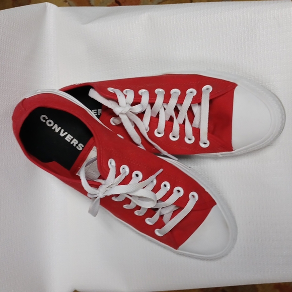 Red All Star Converse men's tennis shoes. Size 11 excellent condition